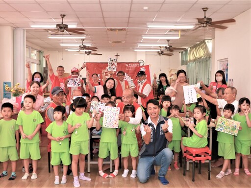 幸福的父親節快樂 幼兒園伴獨居老爺爺過節