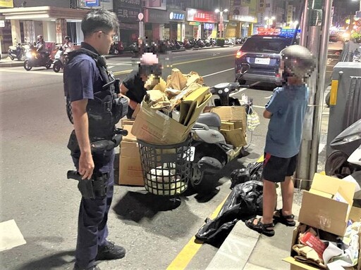 站立騎樓等阿嬤 長榮警關心陪同孩童