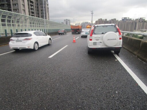 午後強降雨視線不佳 休旅車狠撞特斯拉慘賠