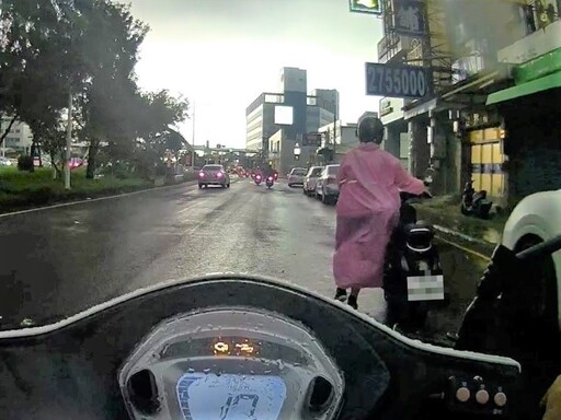 機車沒油牽著走 後湖警雨天神救援