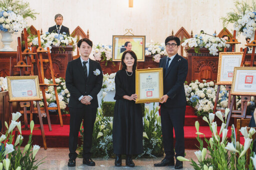 詩人醫師曾貴海追思禮拜 高市府頒發褒揚狀以彰遺徽