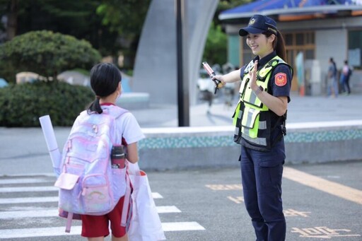 台中開學囉! 靚警護童好吸睛