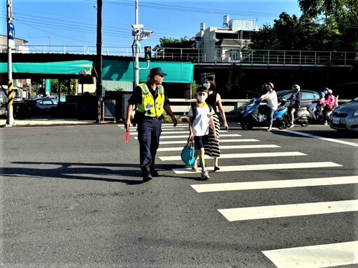 配合護童專案 公園警交通疏導護學童