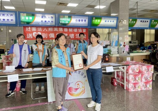 翔鳳慈善關懷協會前進田寮致贈當地弱勢家庭麻豆文旦 提前賀中秋