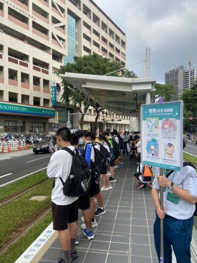 高雄輕軌半年內運量大增35％ 透過加班車與168號轉乘接駁公車，提高疏運成效