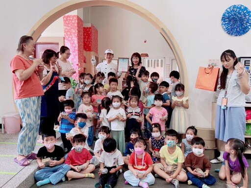 火焰蟲客語非營利幼兒園小朋友 用歌舞手作鳳梨酥歡慶伯公生日