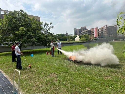 大學新鮮人體驗滅火好震撼 高市消防深入校園防火宣導