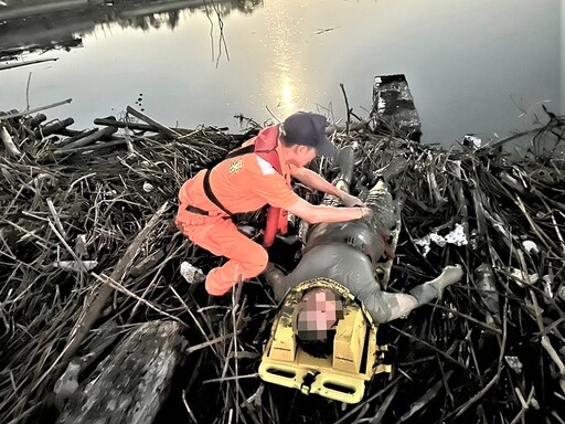 岸際釣魚陷泥沼 海巡救援脫困境