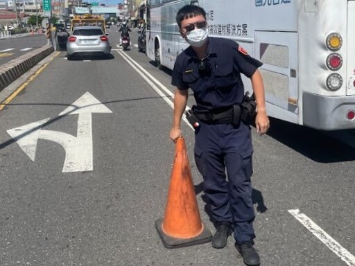 駕車拋錨險象環生 竹園警急救援協助女子移置檢修