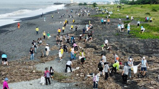 響應國際淨灘日 屏東環保局攜手企業及小小稽查員一起守護海洋