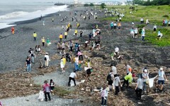 響應國際淨灘日 屏東環保局攜手企業及小小稽查員一起守護海洋