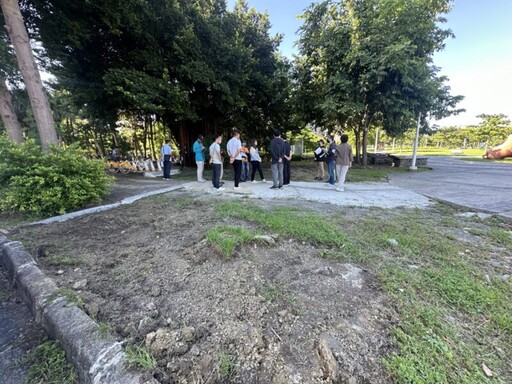 明鳳公園，主要入口處長期泥濘不堪 李雅靜不滿地主台糖態度消極