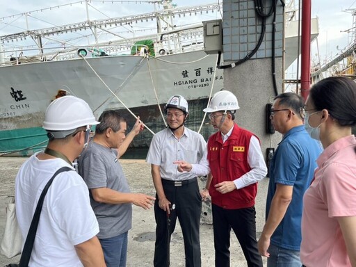 高市府郭添貴秘書長視察前鎮漁港、小港臨海新村漁港漁船防颱整備作業