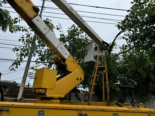 颱風來勢洶洶，台電高雄及鳳山區處全力戒備防颱 民眾可利用網路通報查詢停復電資訊 !