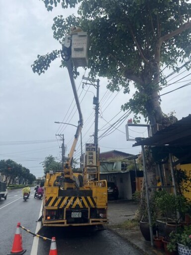 颱風來勢洶洶，台電高雄及鳳山區處全力戒備防颱 民眾可利用網路通報查詢停復電資訊 !