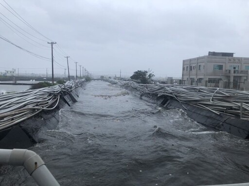 屏東縣枋寮大庄海堤颱風破堤 全力搶修中