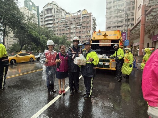 冒著風雨 高市環保局啟動垃圾隨車收運