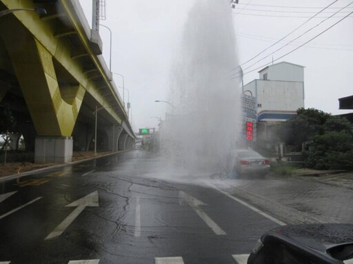 山陀兒颱風來襲路上驚見超高水柱 竟是自撞惹禍