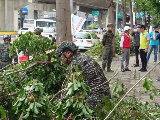 國軍協助高雄市工務局全力動員恢復市容