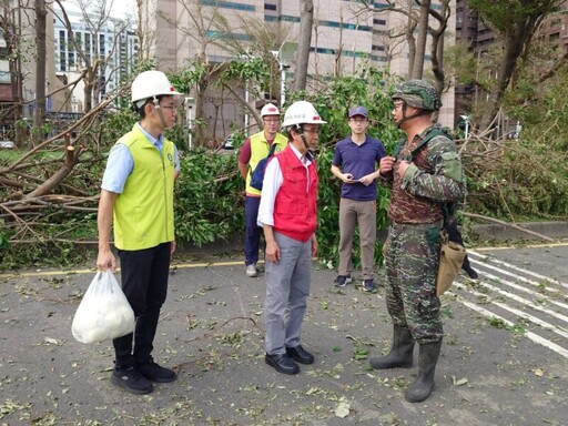 國軍協助高雄市工務局全力動員恢復市容