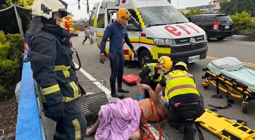 騎車騎到下水道? 機車騎士離奇受困