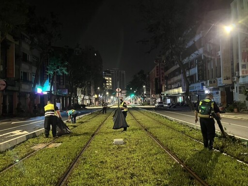 高雄輕軌風災後48小時總動員 全面清洗車清除軌間落葉確保行車安全