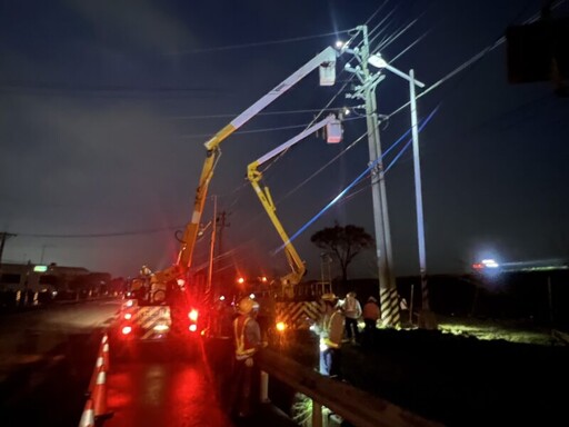 民眾沒電，台電更著急，台電跨15區處同仁今晚持續搶修，力拼全面復電