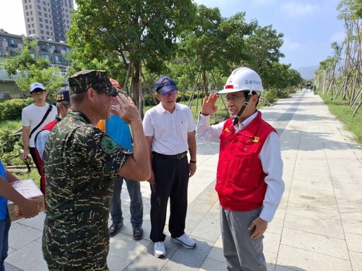 林欽榮副市長及水利局局長分別慰勞投入災後復原國軍與施工團隊