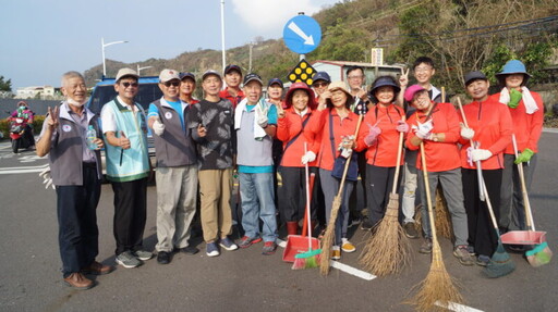 中油石化事業部執行長黃三泰攜手社區志工 助力林園災後清理家園