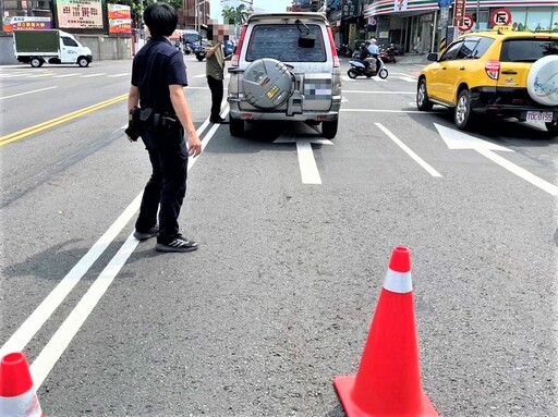 小貨車靜滯路中 公園警發現拋錨助交通疏導