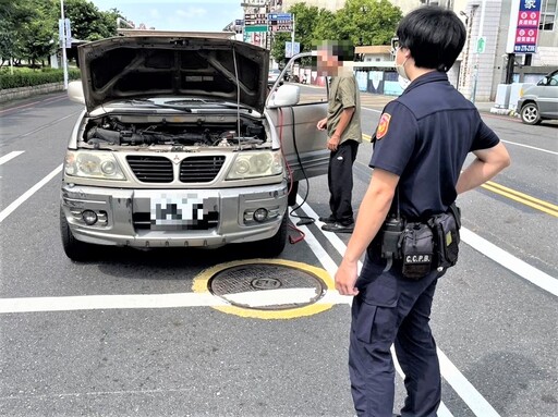 小貨車靜滯路中 公園警發現拋錨助交通疏導