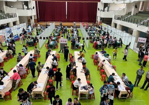 來面試就給糖 高雄徵才活動三大特色專區吸引超過500人求職