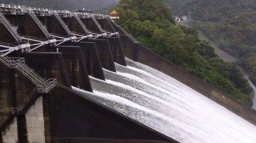 康芮颱風帶來豪雨 石門水庫進行溢洪道洩洪