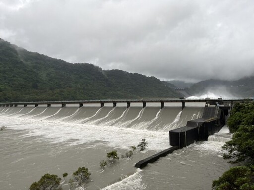 康芮颱風帶來豪雨 石門水庫進行溢洪道洩洪