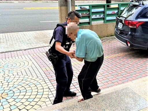 老翁外出迷途 長竹警溫馨送返家