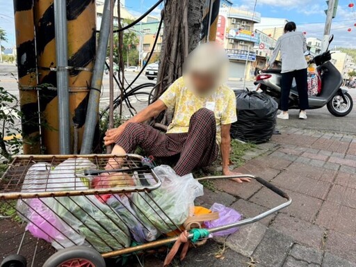 9旬嬤外出買菜體力不支 警送返家好溫馨