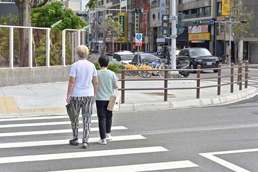 高市七賢河東路口轉角優化 行人過馬路更安心