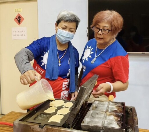 國旗裝車隊駛進新竹榮家 伴住民長輩樂烤雞蛋糕