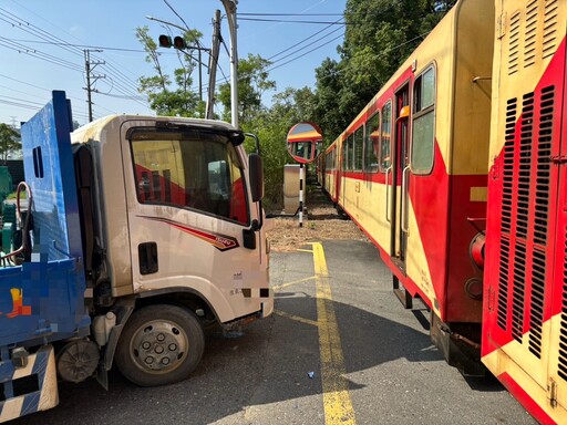 小貨車闖平交道 阿里山森鐵火車遭擦撞