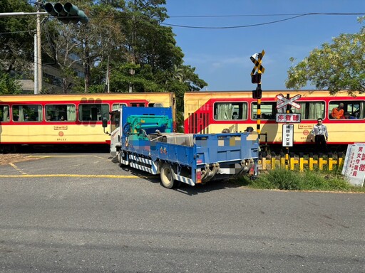 小貨車闖平交道 阿里山森鐵火車遭擦撞