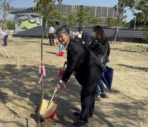 南科管理局舉辦臺南園區行政服務區廣場植樹活動