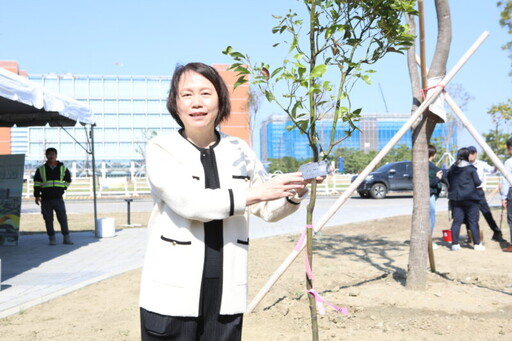 南科管理局舉辦臺南園區行政服務區廣場植樹活動