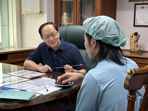 香港酷男雙頰深凹疤「愈補愈大洞」 慕名來台求醫 展歡顏