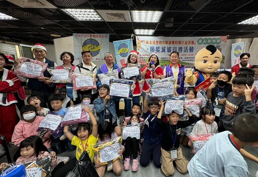 大港興公益協會歲末送愛心 邀請仁武地區共100戶家庭到壽山動物園一日遊