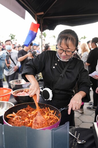 下酒祭首與韓國觀光公社合作掀韓風 學餐名家李美英示範料理湧現排隊人龍