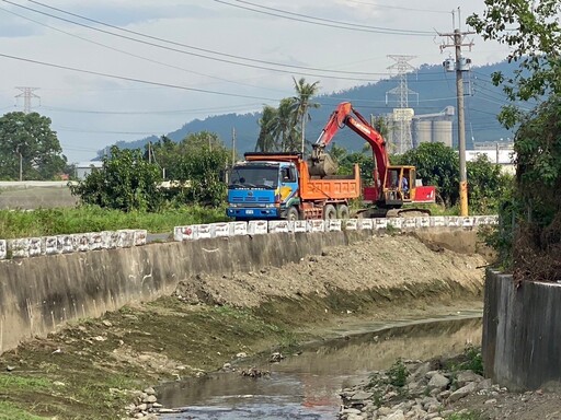 岡山區五甲尾排水及阿蓮區中甲排水 水利局加強清淤確保流域排水安全