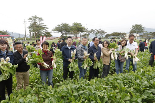 「美濃白玉蘿蔔還有好豆季」鬧熱開幕 古秀妃主委陪同蕭副總統共下挷蘿蔔