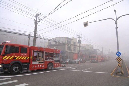 連鎖賣場中市大肚新建廠房工程火警 市長盧秀燕趕赴現場指示全力救援