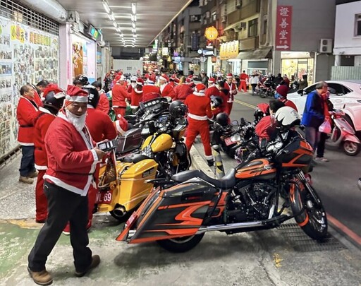 新竹雷風車隊哈雷重機滿載愛心 聖誕老公公赴兒童之家報佳音做公益