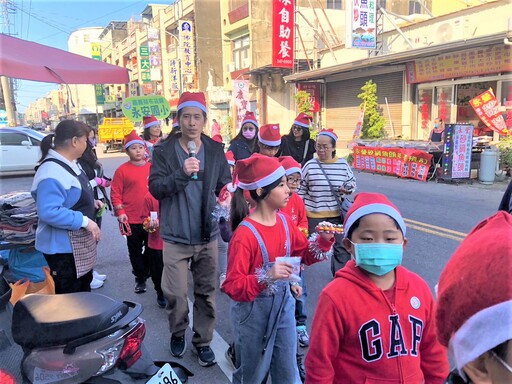 踩街報佳音 讓社區居民感受校園的溫暖與祝福